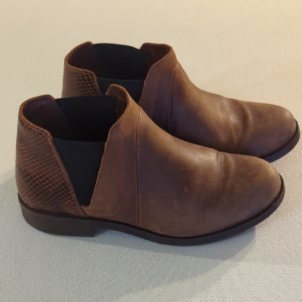 Clarks Brown Chukka Boots Rich Leather Classic Design